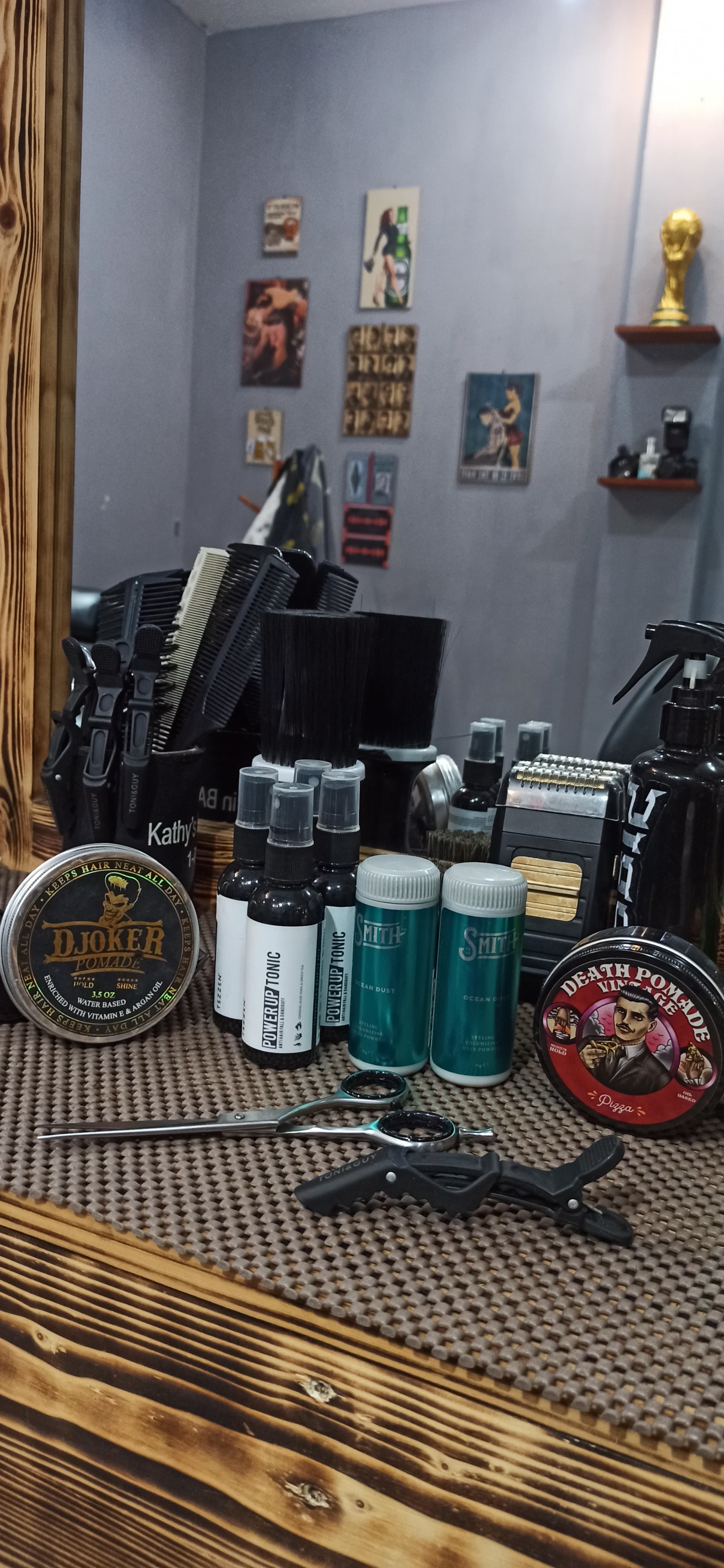 Wox's Barbershop Gallery 1